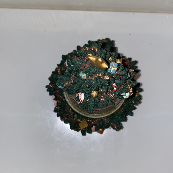 collectible christmas snow globe - Picture 3 of 4